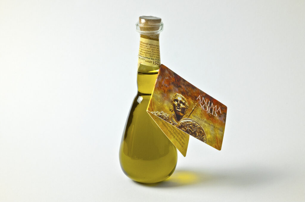 Anima-Solis Olivenöl in einer mundgeblasenen Glasflasche